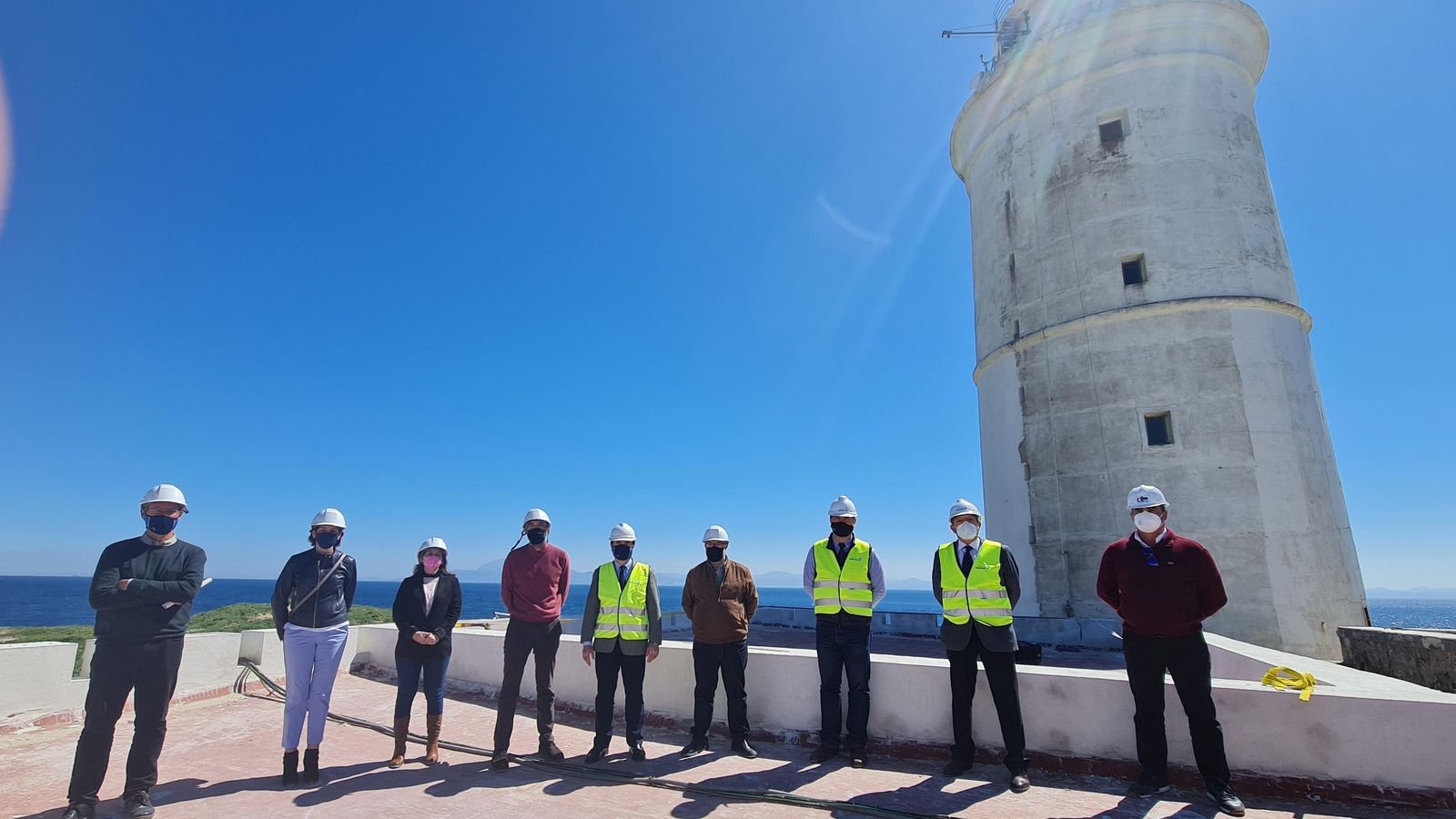 Las autoridades de la APBA y de Tarifa, en el faro.