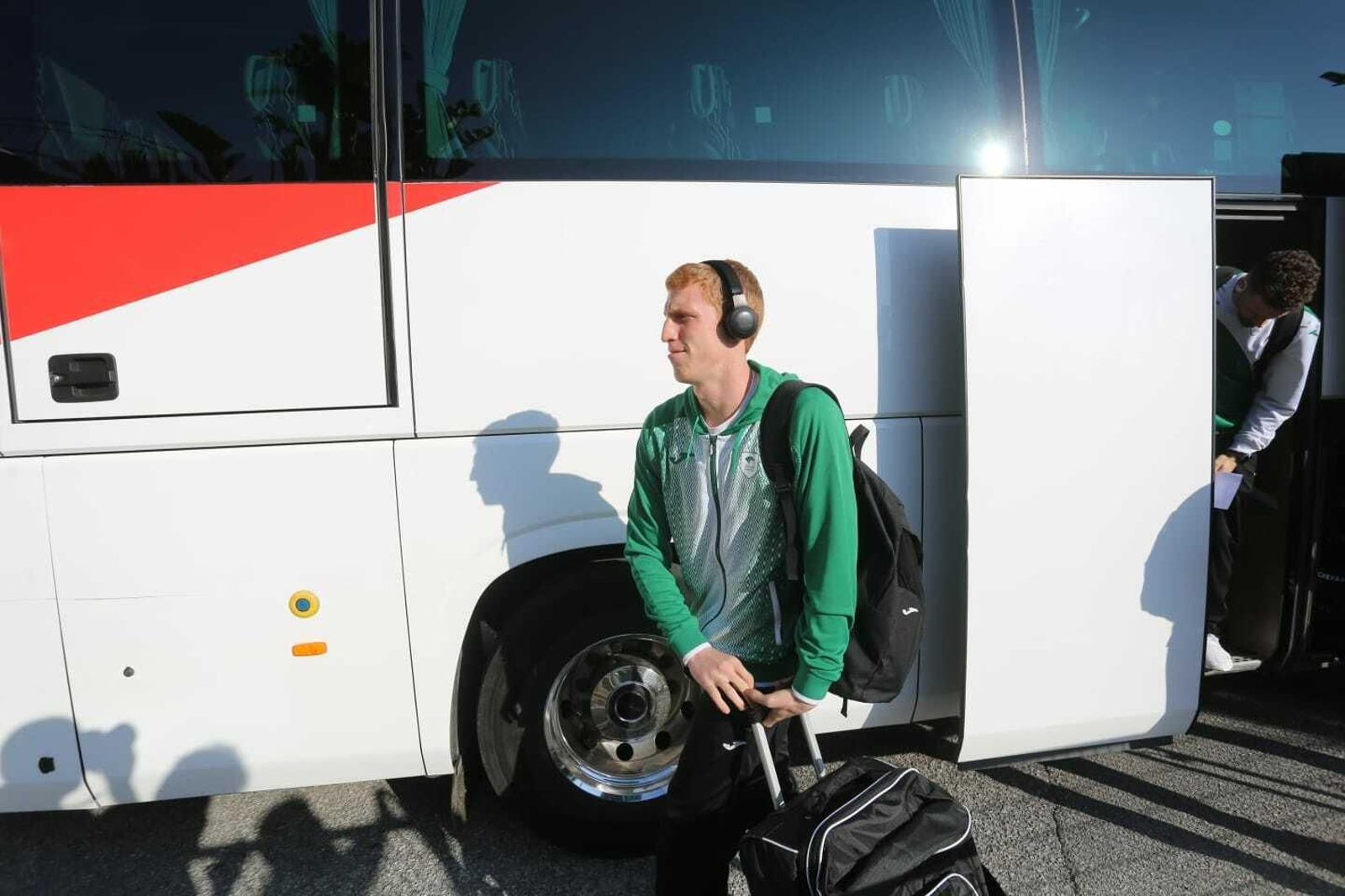 El recibimiento de la afición al Unicaja a su llegada al Martín Carpena para jugar la final de la Copa Del Rey