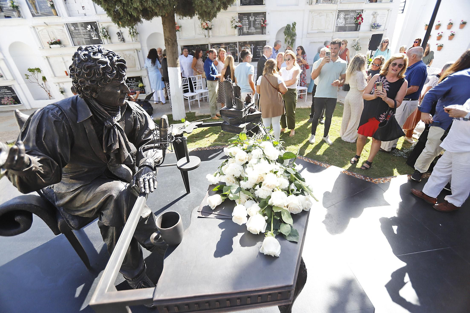 Imágenes del homenaje a Jesús Quintero con el descubrimiento de una escultura de Elías Rodríguez Picón