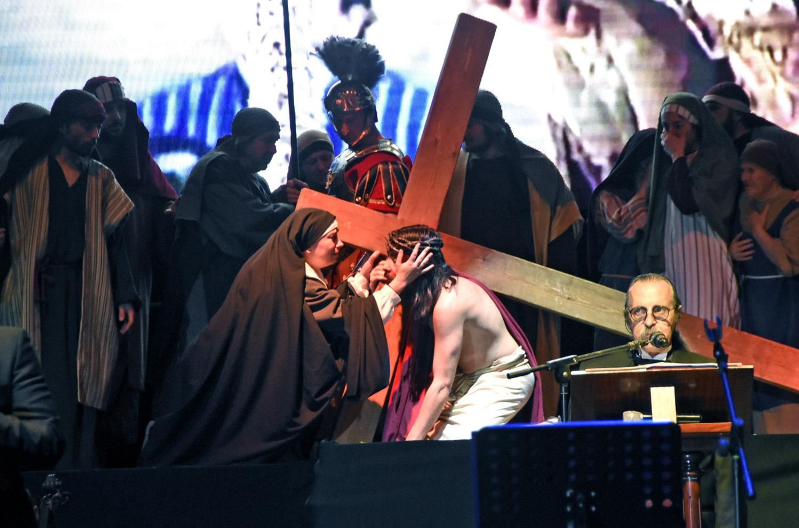 El encuentro de Jesús en la calle de la Amargura en la obra representada con Cantores de Híspalis.