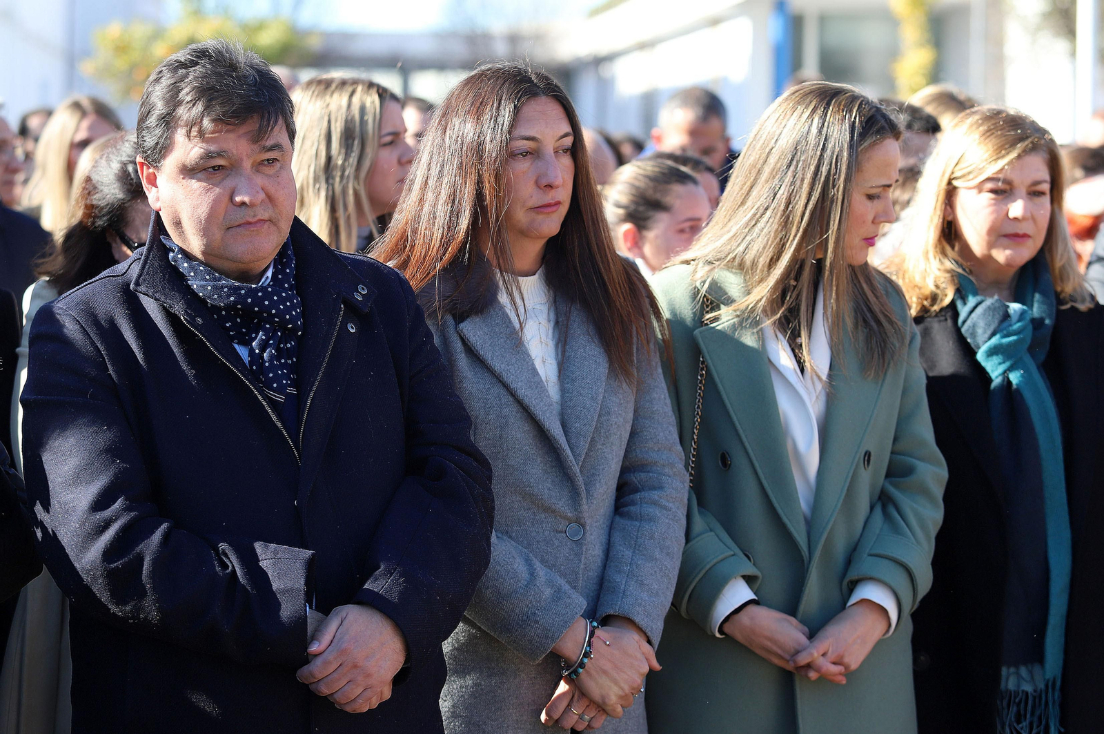 Imágenes del minuto de silencio guardado en la Universidad de Huelva en memoria de los estudiantes fallecidos en el incendio