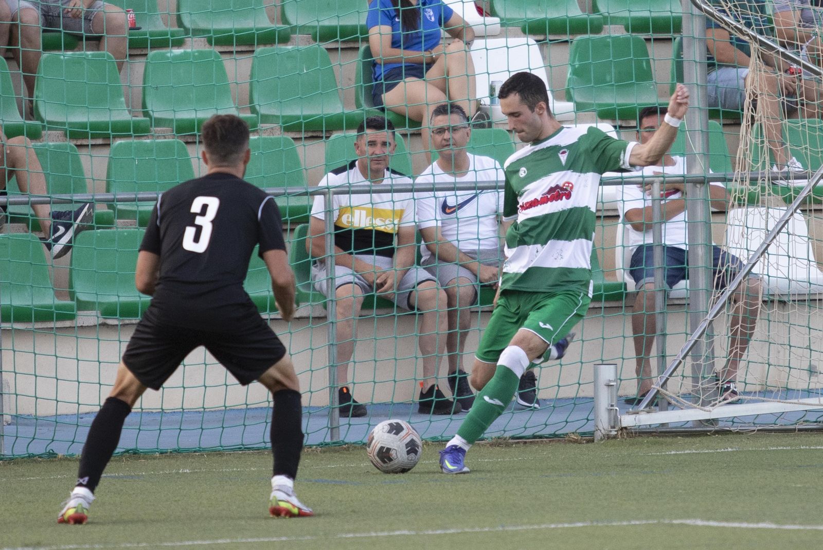 Un jugador del Celtic golpea el cuero en el duelo ante el Atarfe.
