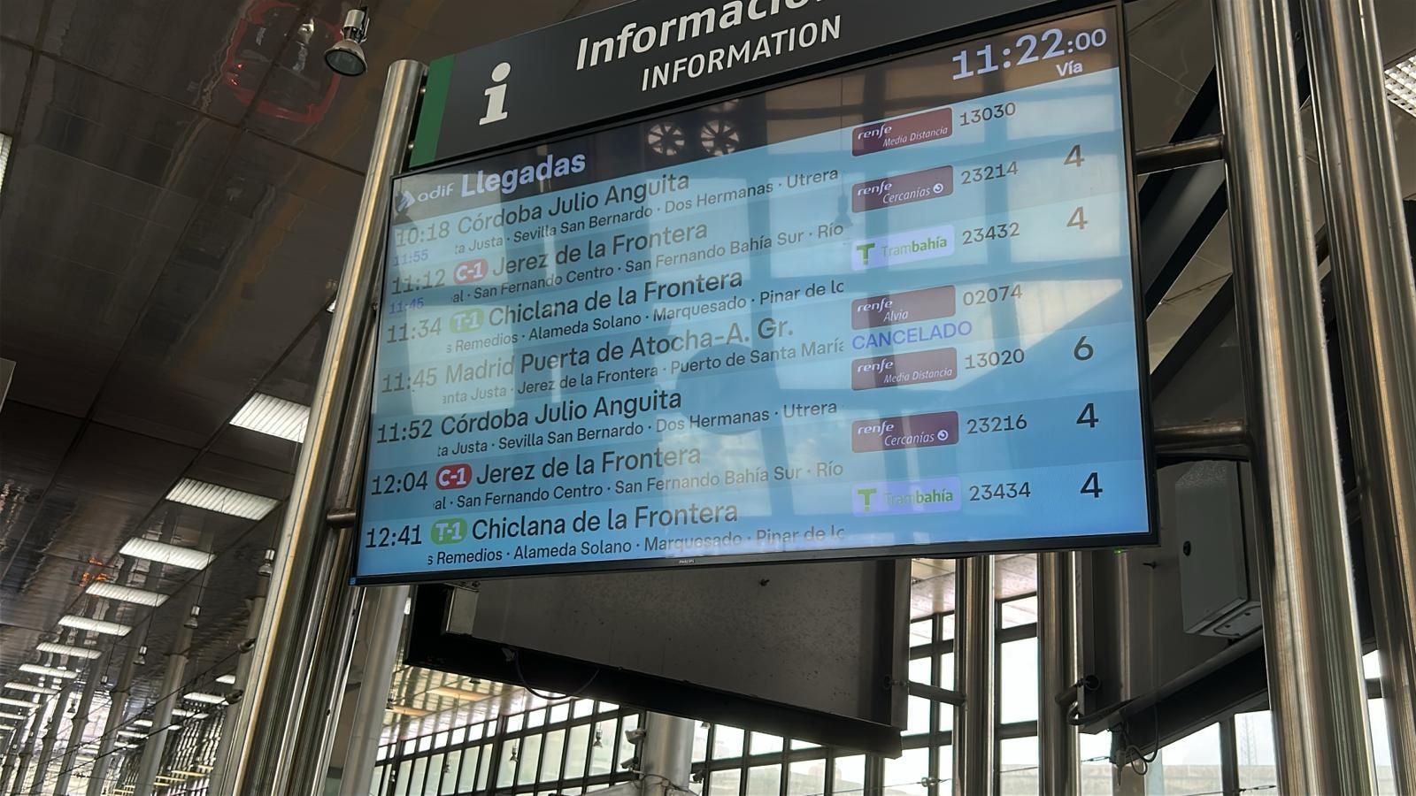 La pantalla que indicaba las salidas y las llegadas en la estación de Adif de Cádiz