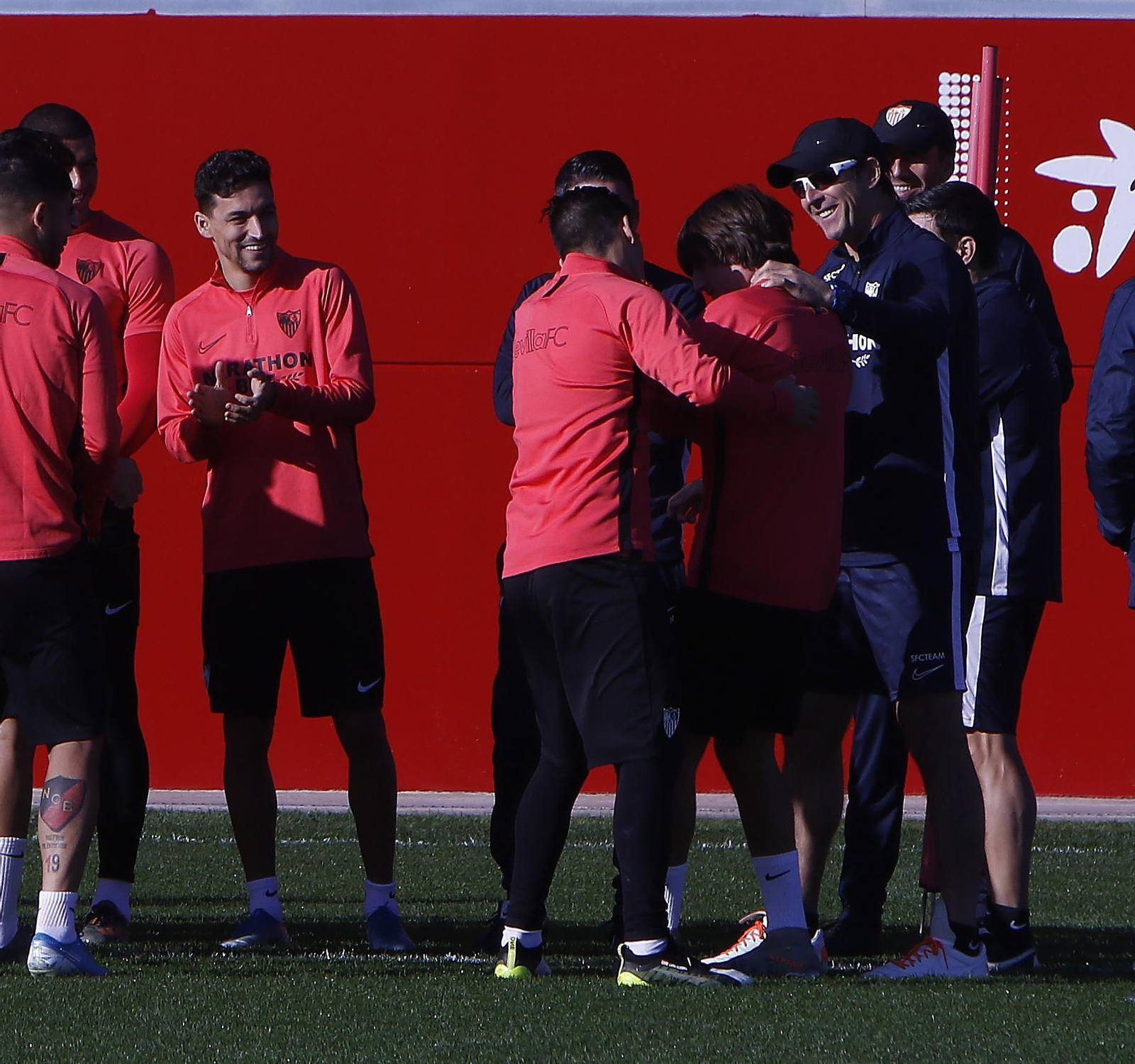 Jesús Navas bromea mientras Nolito le gasta una broma a Bryan.