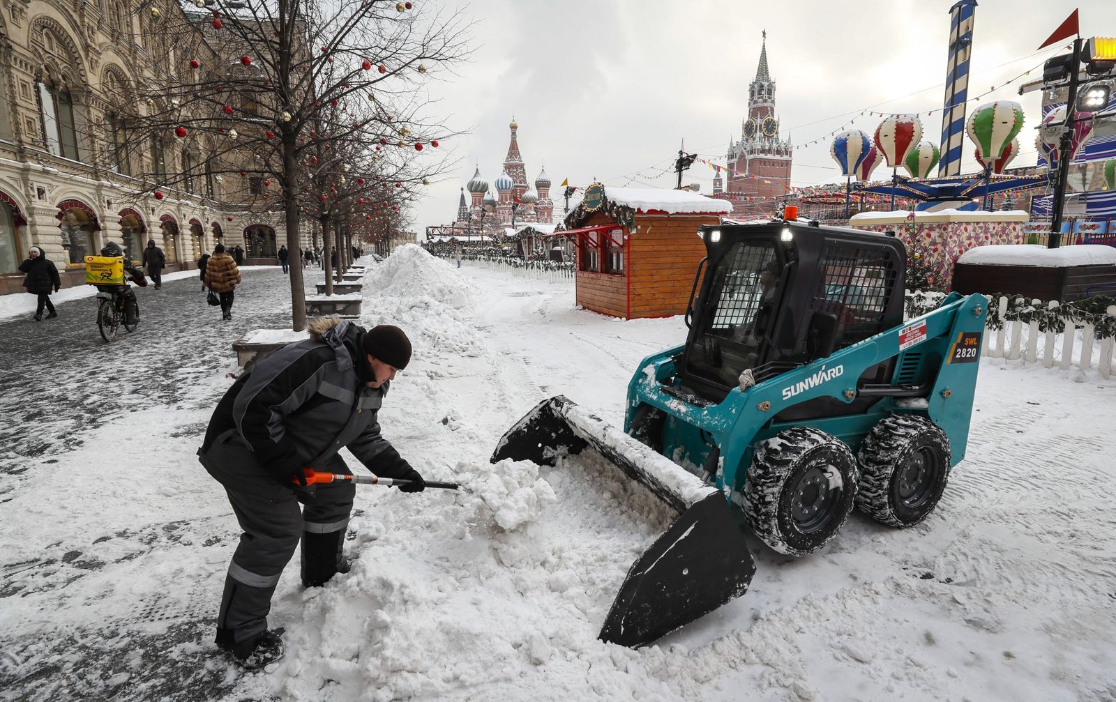 Nieve, Navidad, decoración, hielo y frío en Moscú