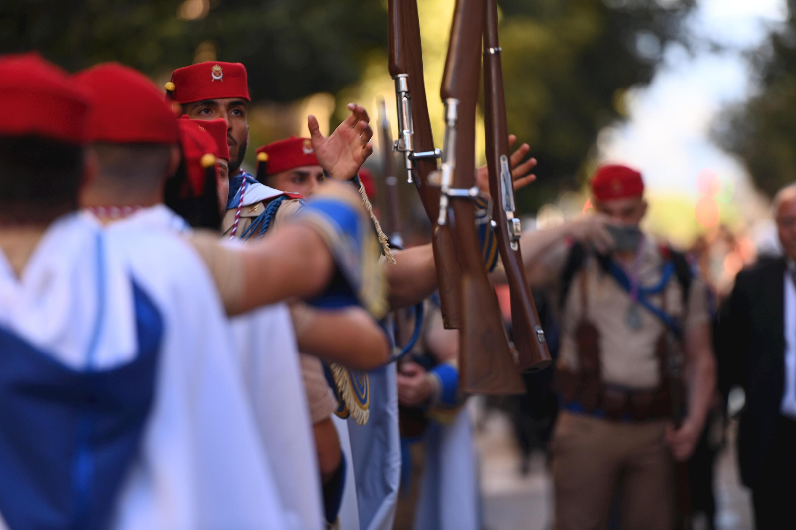La misa del alba y el traslado del Cautivo, en fotos