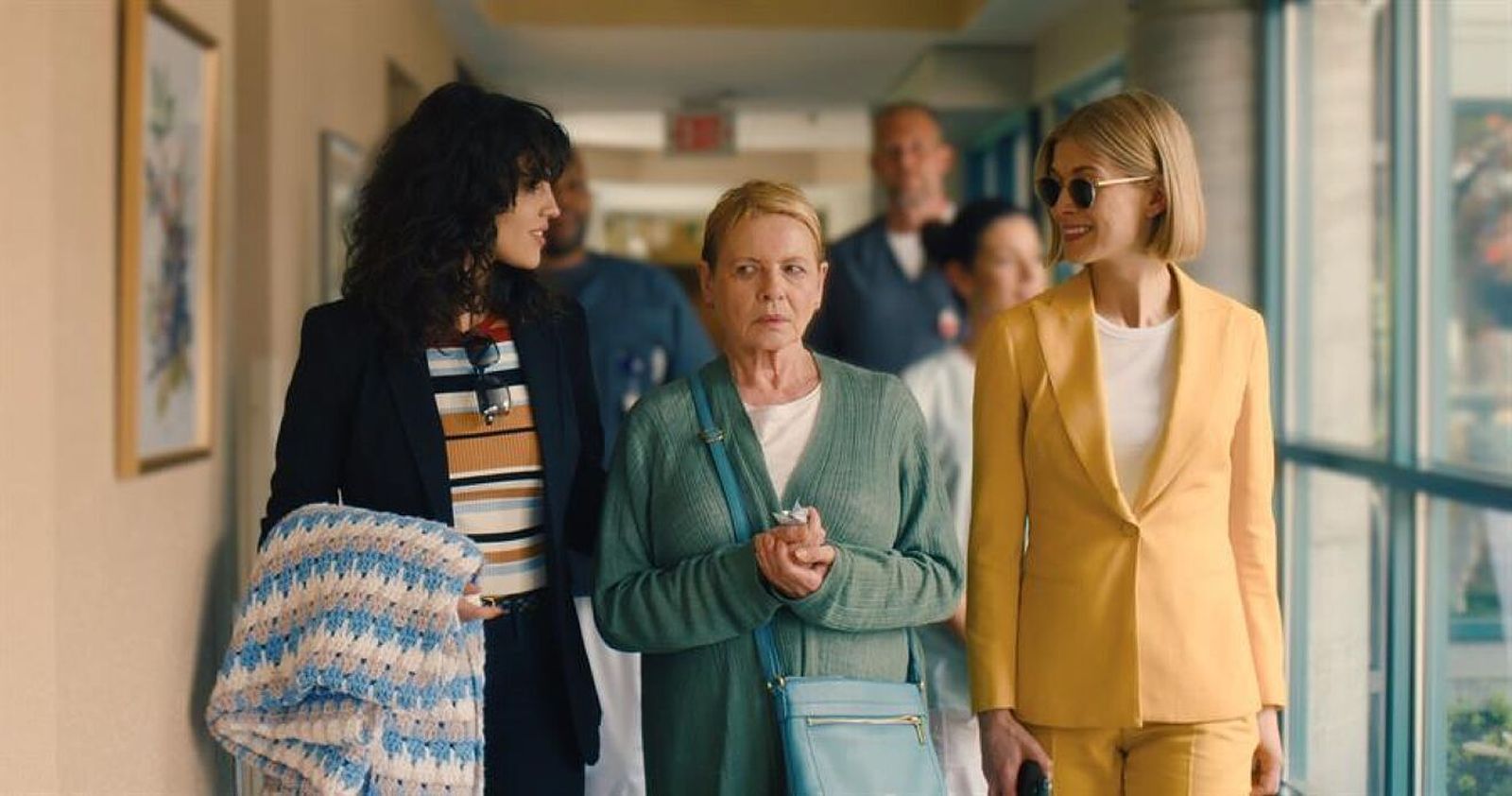 Elza González, Dianne Wiest y Rosamund Pike en una imagen de 'I care a lot'.