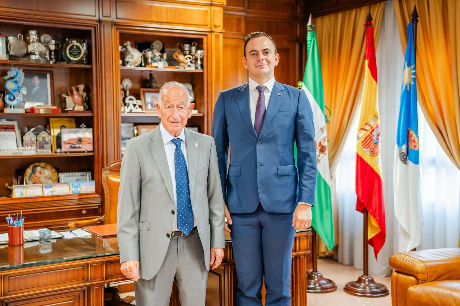 El alcalde de Roquetas de Mar, Gabriel Amat, con el cónsul de Rumanía en Almería.