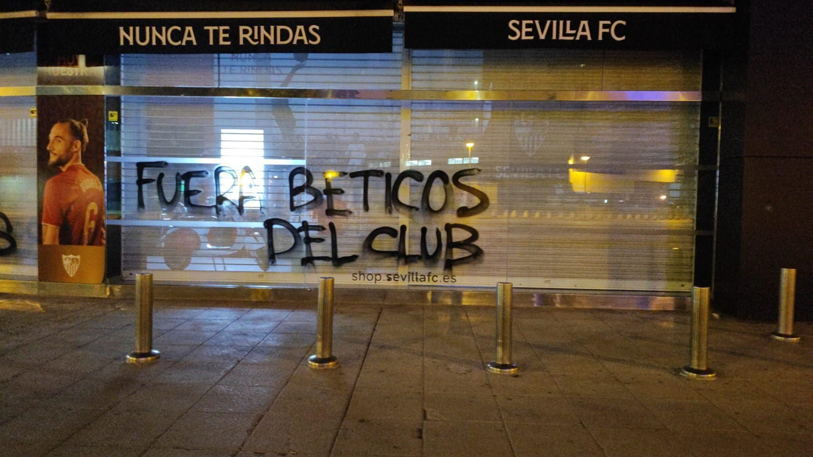 Pintadas con amenazas  en el Ramón Sánchez-Pizjuán: "Fuera béticos del club" y "No habrá paz para los cómplices"