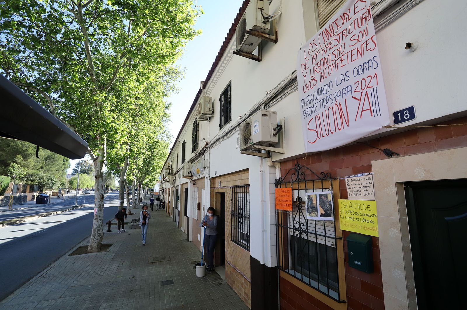 Carteles en la fachada de una vivienda.