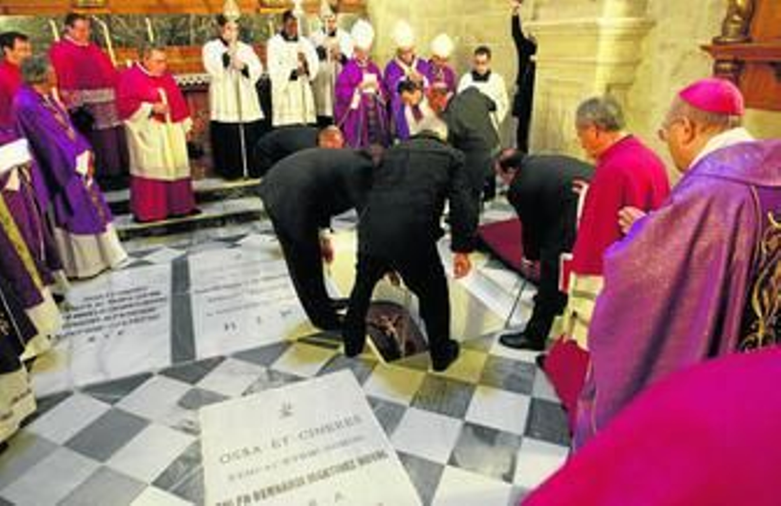 Los restos mortales de Rosendo Álvarez Gastón descansan en la capilla de San Lorenzo de la catedral.