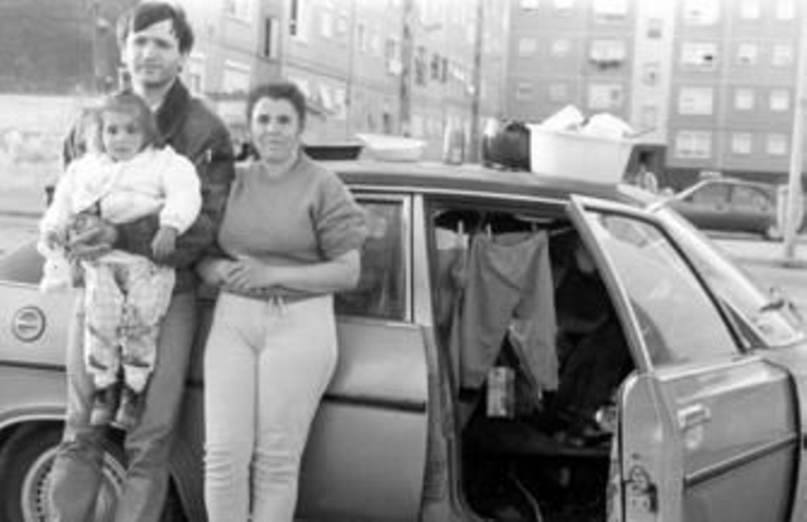 Santiago del Valle, con su hija Nuria Noelia en los brazos, y su mujer Isabel vivían en un coche frente a la Plaza Rosa de El Torrejón en 1992.