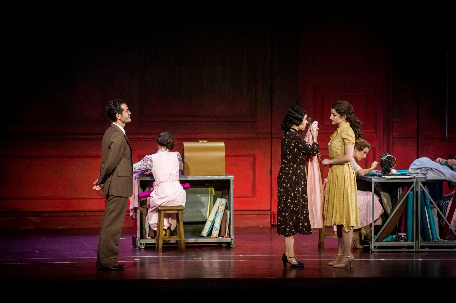 Una escena del musical 'El tiempo entre costuras', en el Falla.