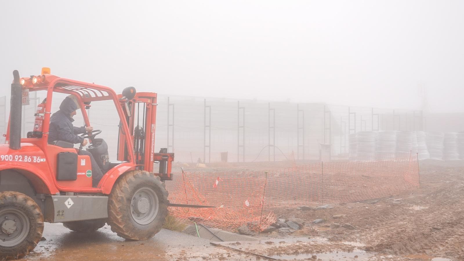 Imagen de los trabajos que se desarrollan en los exteriores del centro deportivo