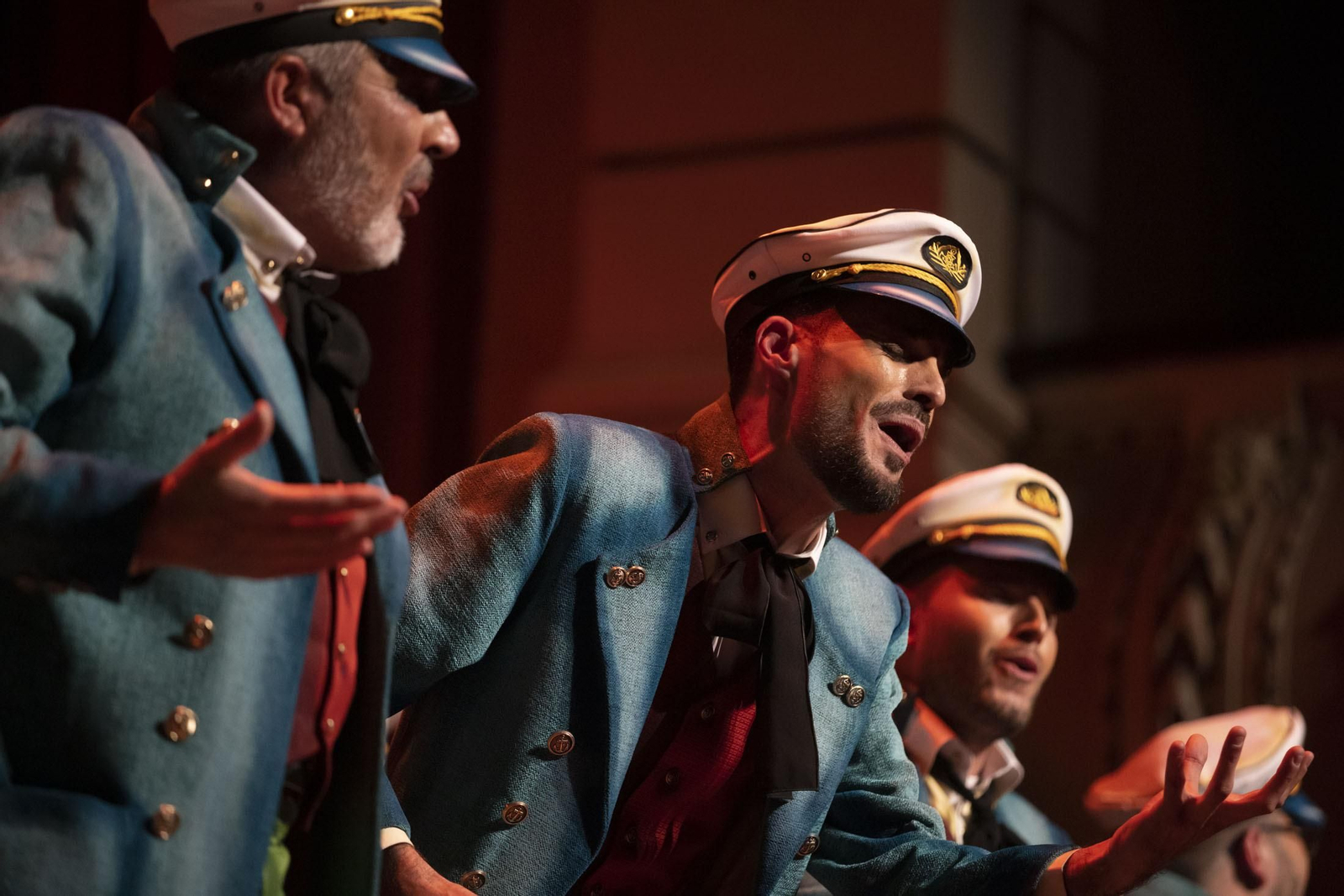 Imágenes de la actuación de la comparsa de Punta Umbría 'El último romántico' en el Carnaval Colombino