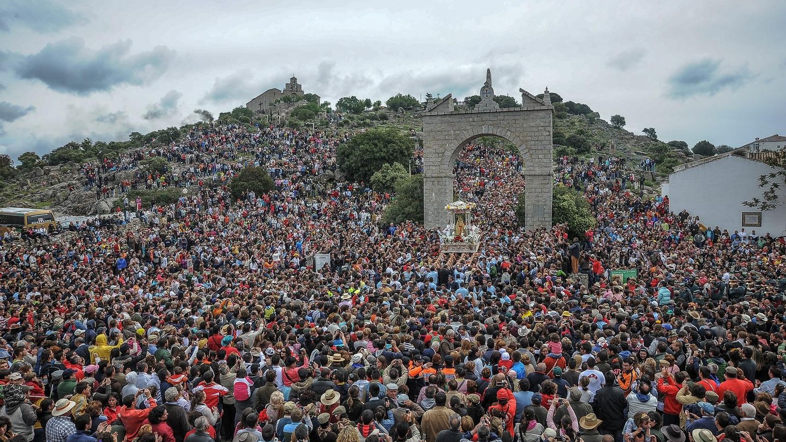 Miles de personas se concentran junto al Santuario de "La Morenita" a finales de abril.