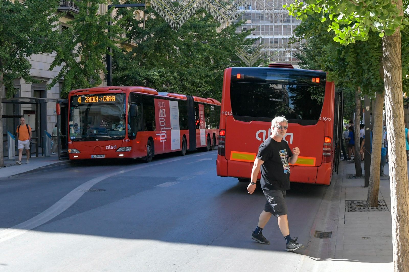 Autobuses urbanos de Granada con el número 4, que tendría priorizar semafórica para el PSOE