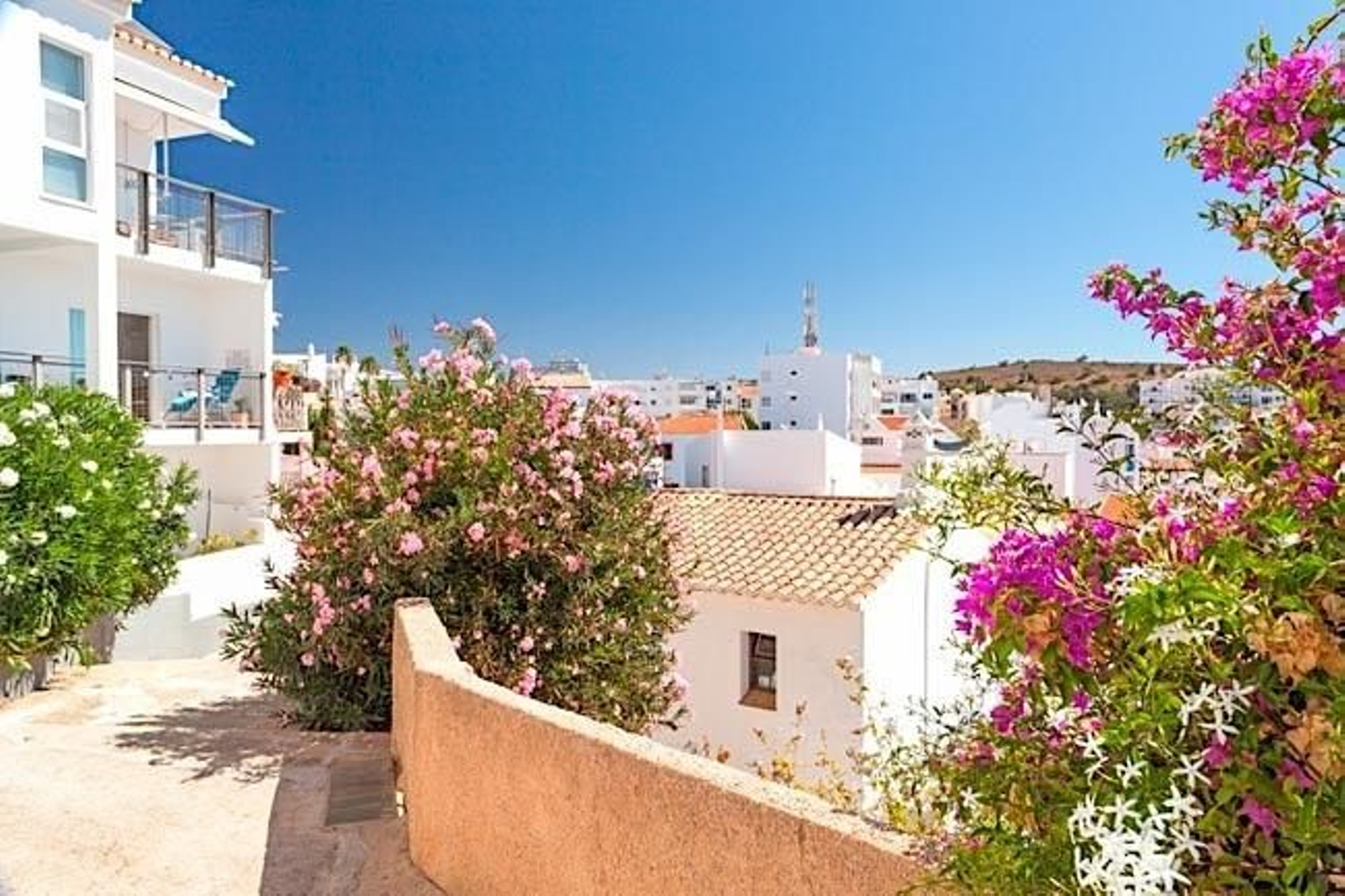 Este es el 'Santorini' portugués y se encuentra a un salto de Huelva Este es el 'Santorini' portugués y se encuentra a un salto de Huelva