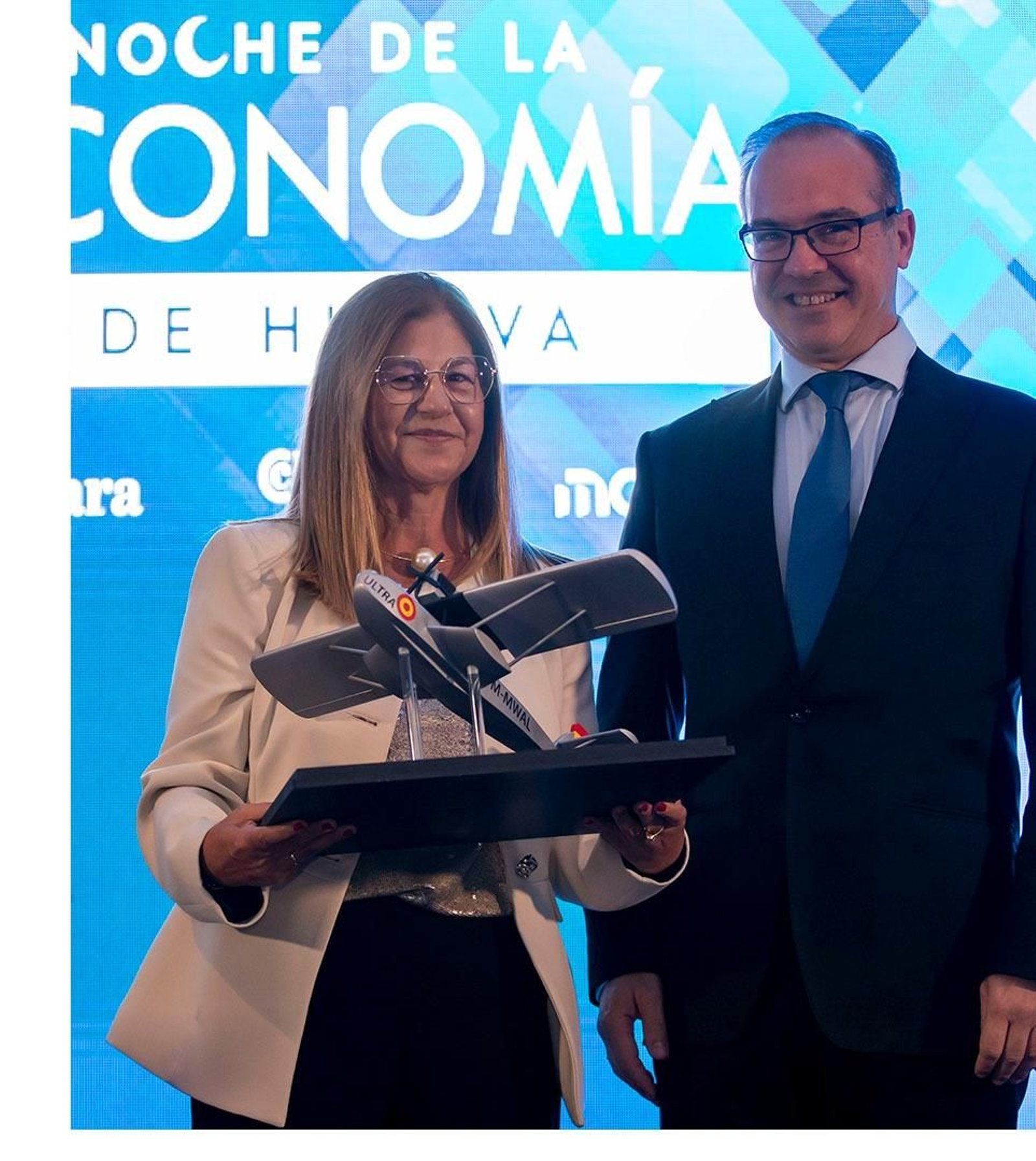 El premio fue recibido por Mabel Díaz, directora general de Supermercados El Jamón.