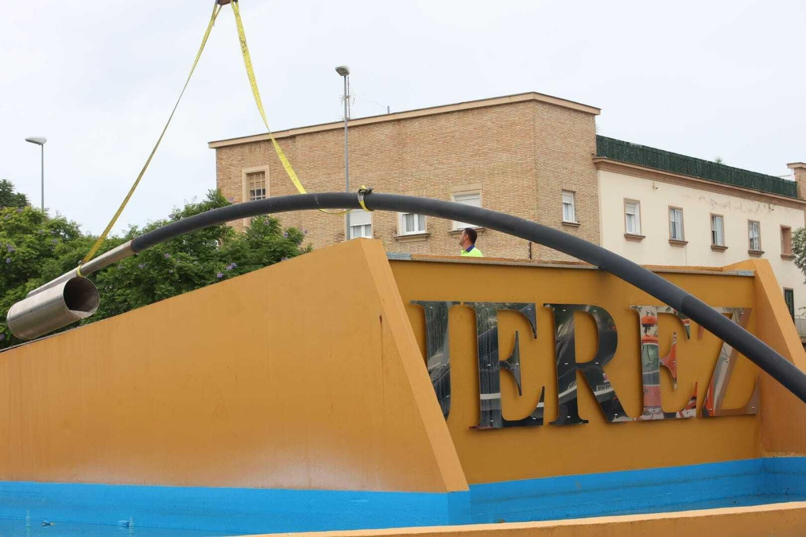Retiran la venencia gigante de Jerez, dañada por la borrasca 'Bernard'