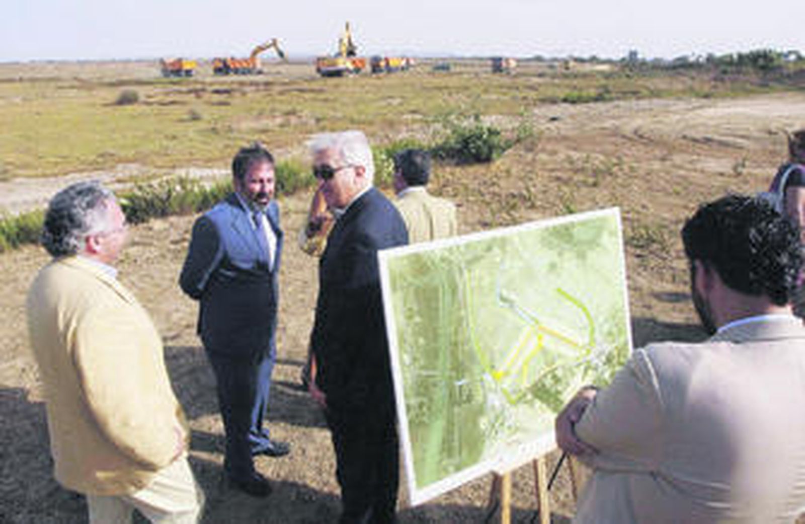 Miguel González Saucedo (izqda.), presidente de la CEC, en Las Aletas.