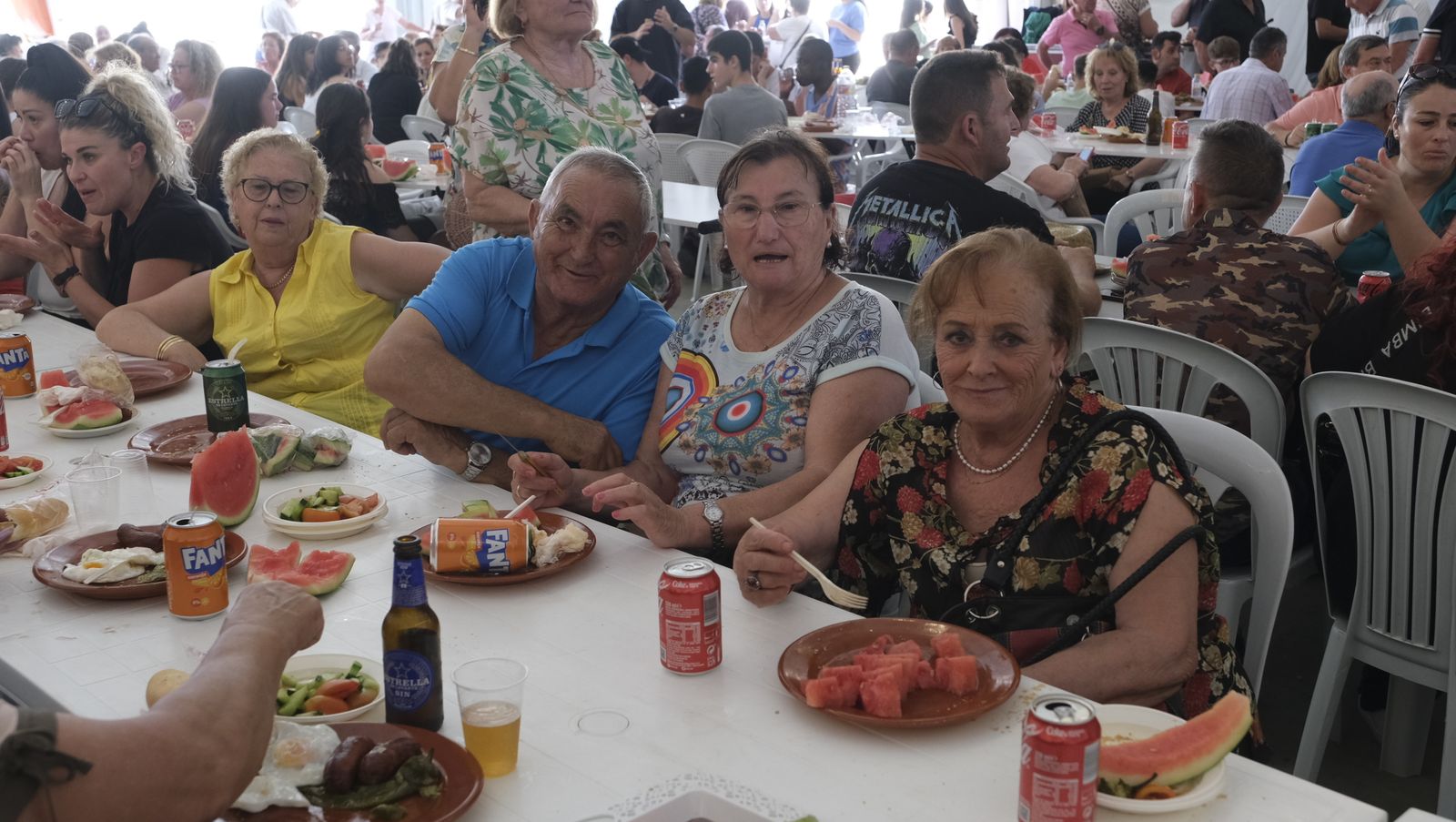 Imágenes de la degustación de huevos fritos con chorizo, en las Fiestas de Santa María del Águila