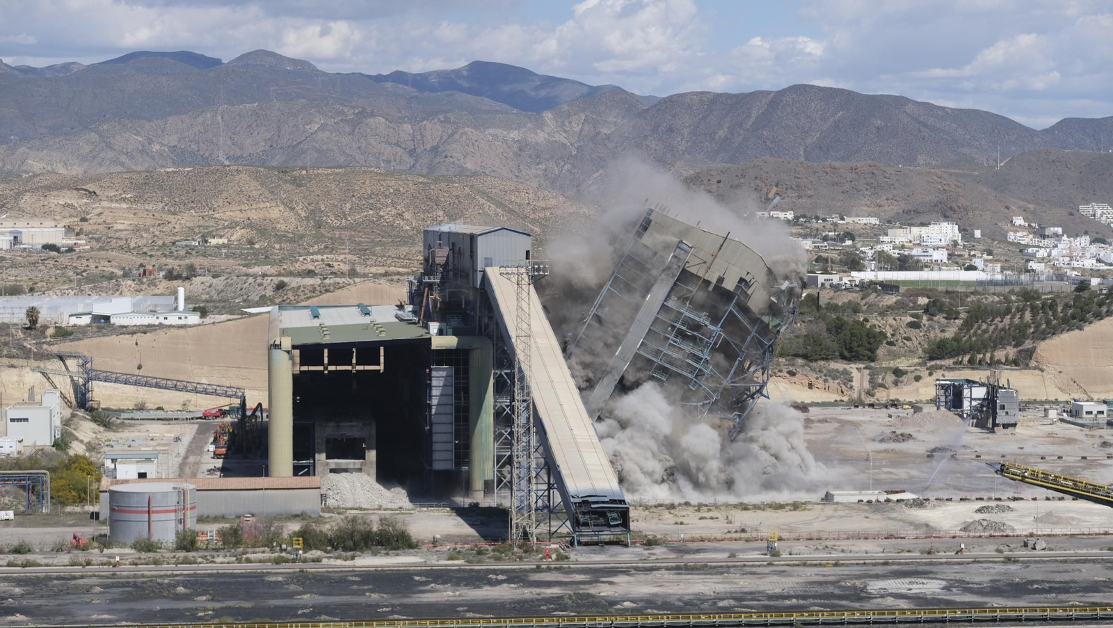 La voladura-demolición de la central térmica de Endesa en Carboneras, en imágenes