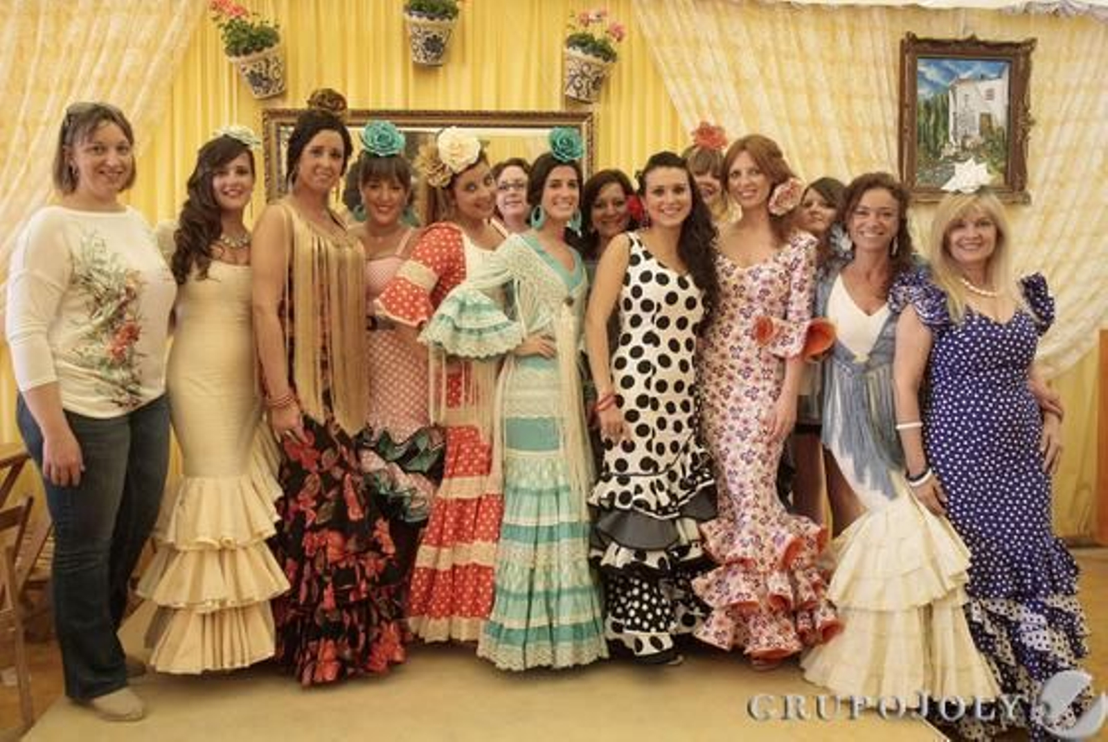 Las enfermeras de quirófano del hospital Santa María del Puerto, en una de las casetas del recinto ferial de Las Banderas disfrutando de un rato de convivencia.

Foto: Andres Mora - Fito Carreto