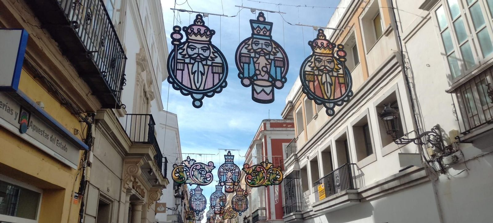 Una imagen de la decoración escogida este año para la calle Larga.