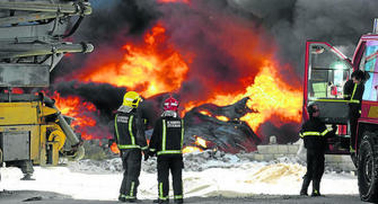 Varios bomberos analizan por dónde atacar el fuego.