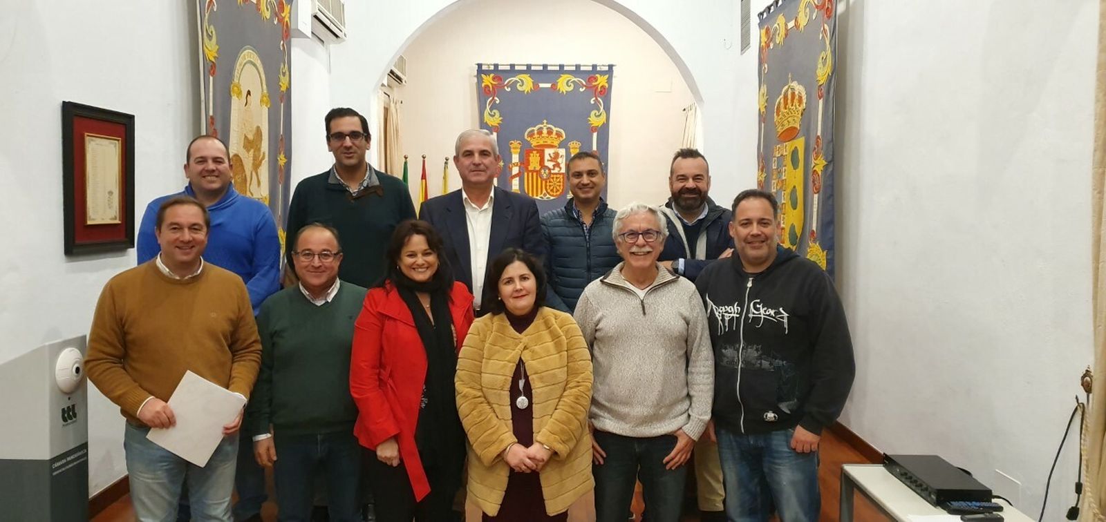 Los alcaldes y concejales de los ocho municipios con la diputada de Cohesión Territorial, Asunción Llamas.