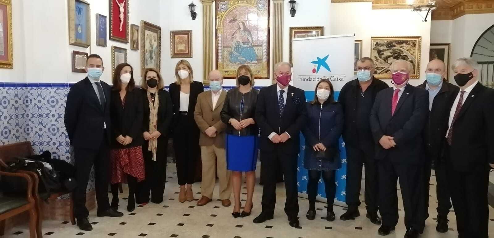 Foto de familia de la presentación del proyecto 'Acción Social Cofrade'.