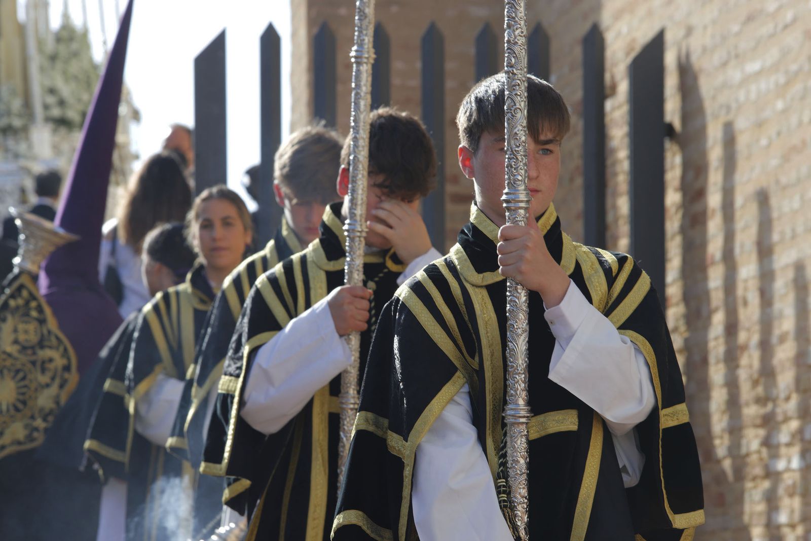 La Hermandad del Descendimiento en su recorrido por las calles de Huelva el Viernes Santo
