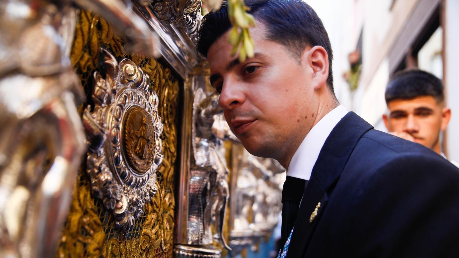 Vea la salida de la Hermandad de Los Ángeles de la Catedral de Almería