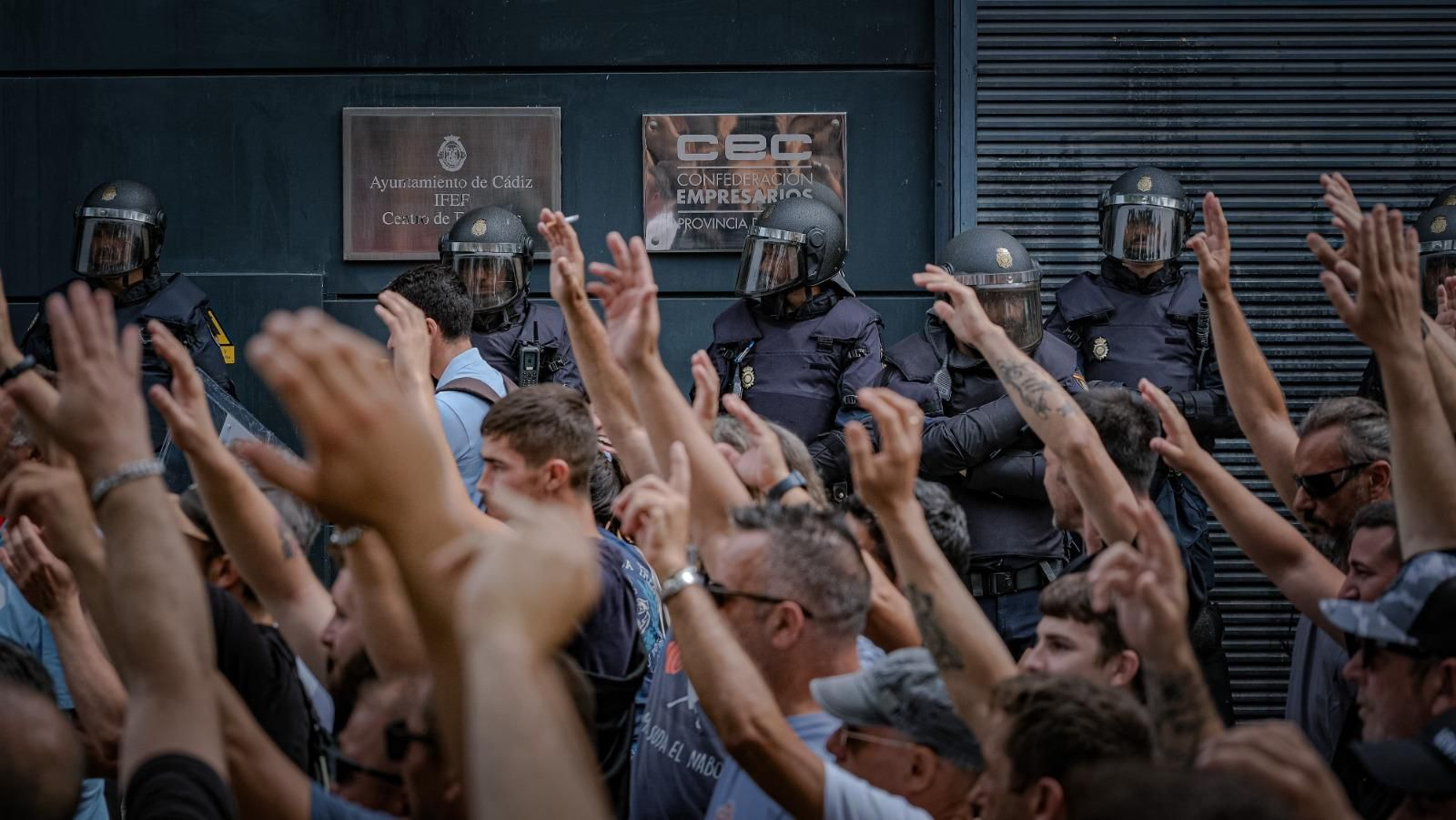 Manifestación de trabajadores del metal en Cádiz, ante la sede de Femca custodiada por Policía Nacional.