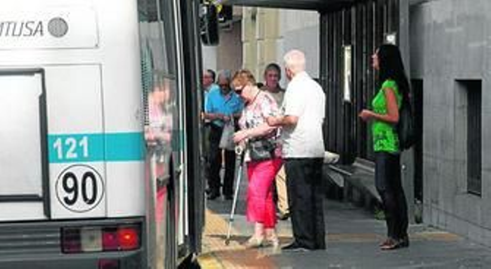 Usuarios de Emtusa, en la parada de la Plaza de Las Monjas.