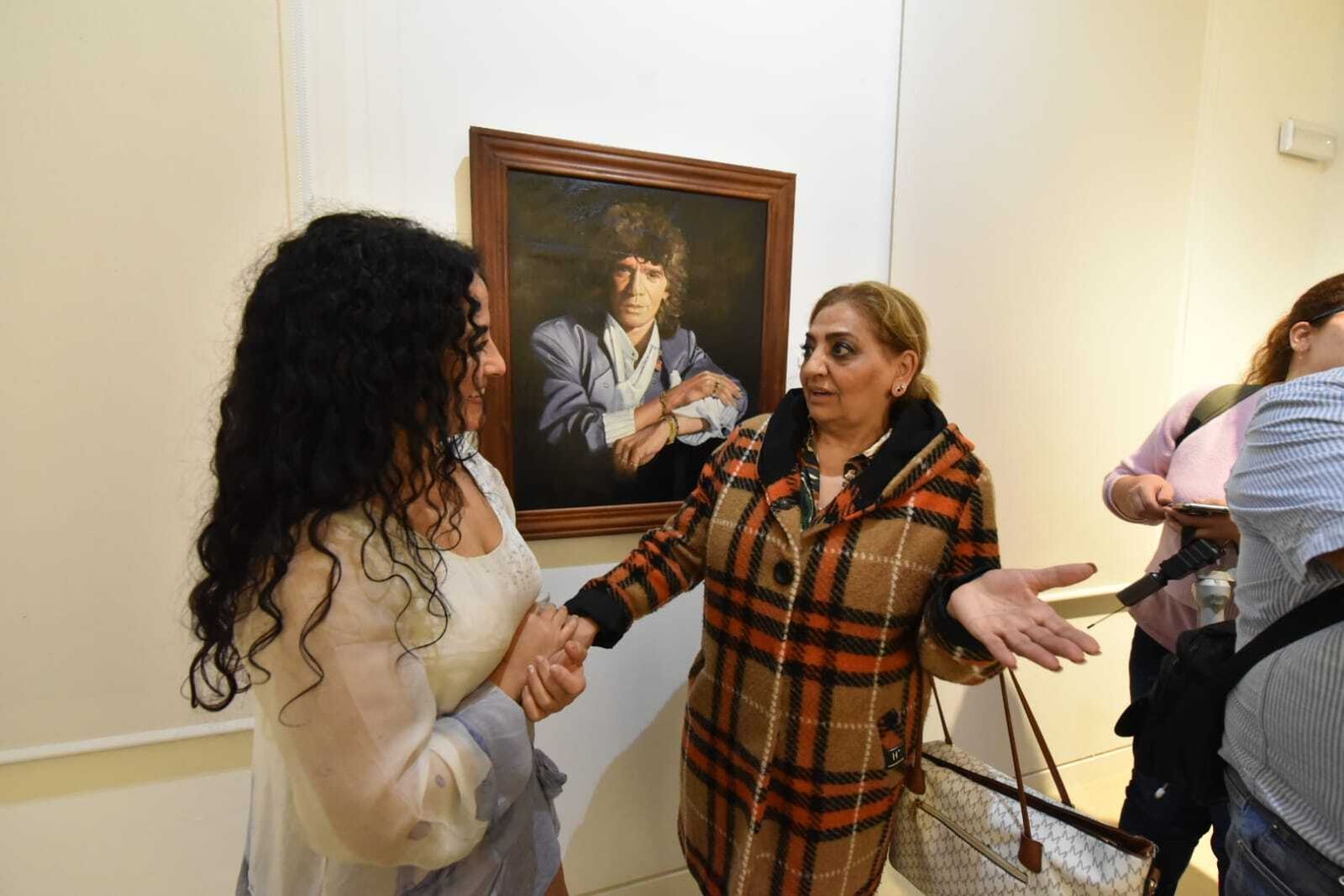 Mercedes Corbacho y Dolores Montoya 'La Chispa', junto a un cuadro de Camarón en el Museo Cruz Herrera.