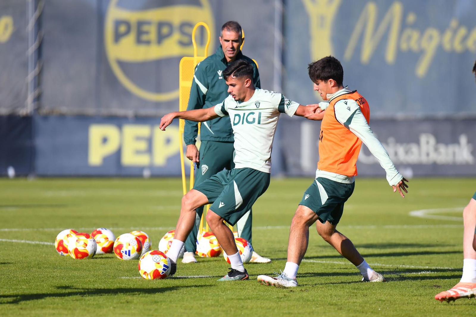 Entrenamiento del plantel cadista este lunes en El Rosal.