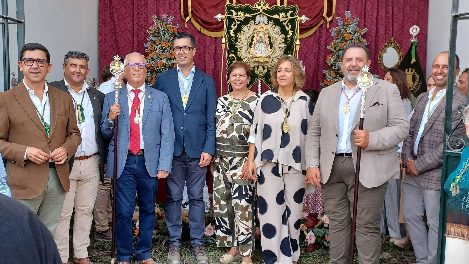 La filial rociera estuvo acompañada en la peregrinación por su madrina, Emigrantes.