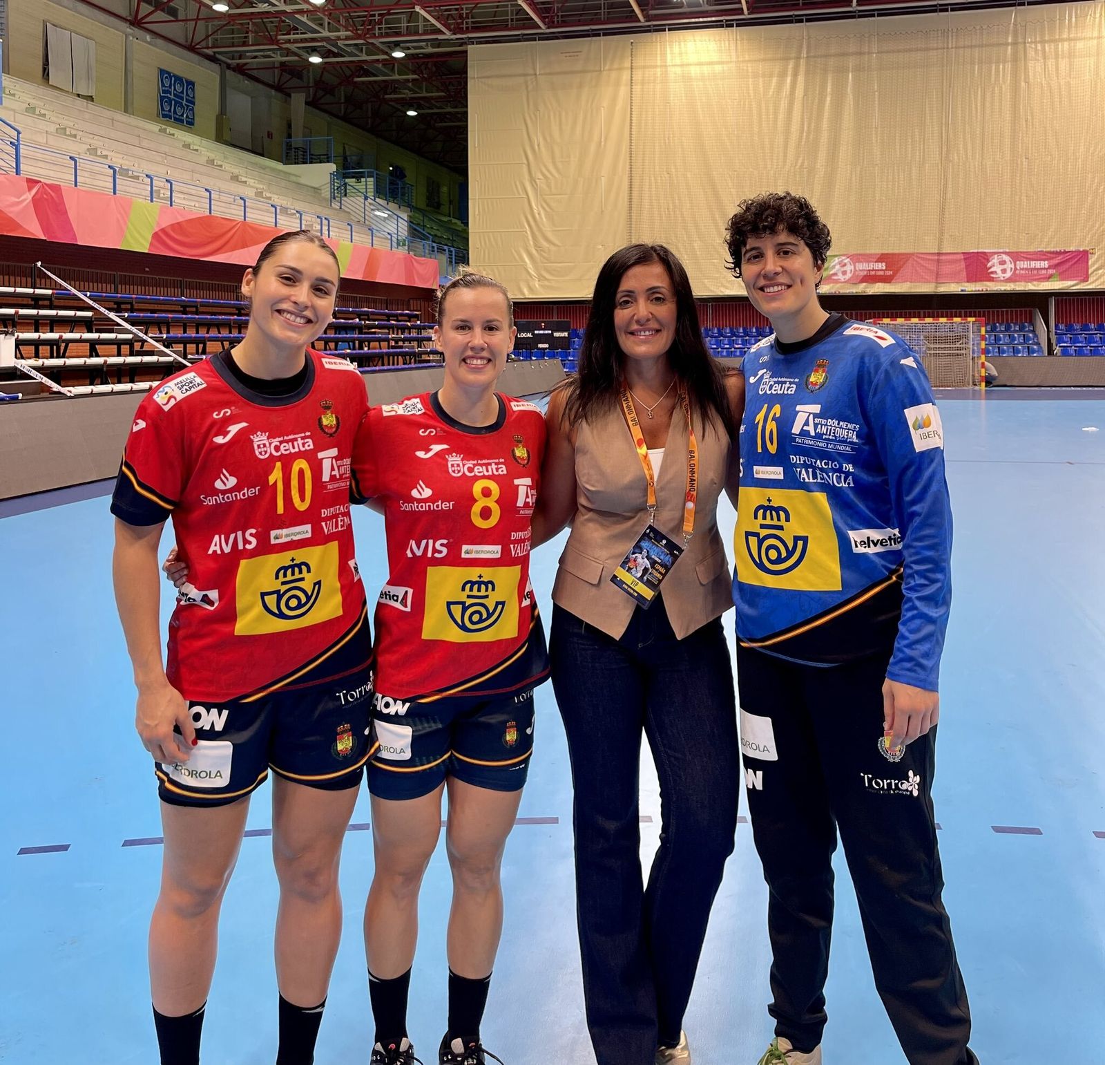 Las jugadoras del Costa del Sol, con Pepa Moreno, presidenta.