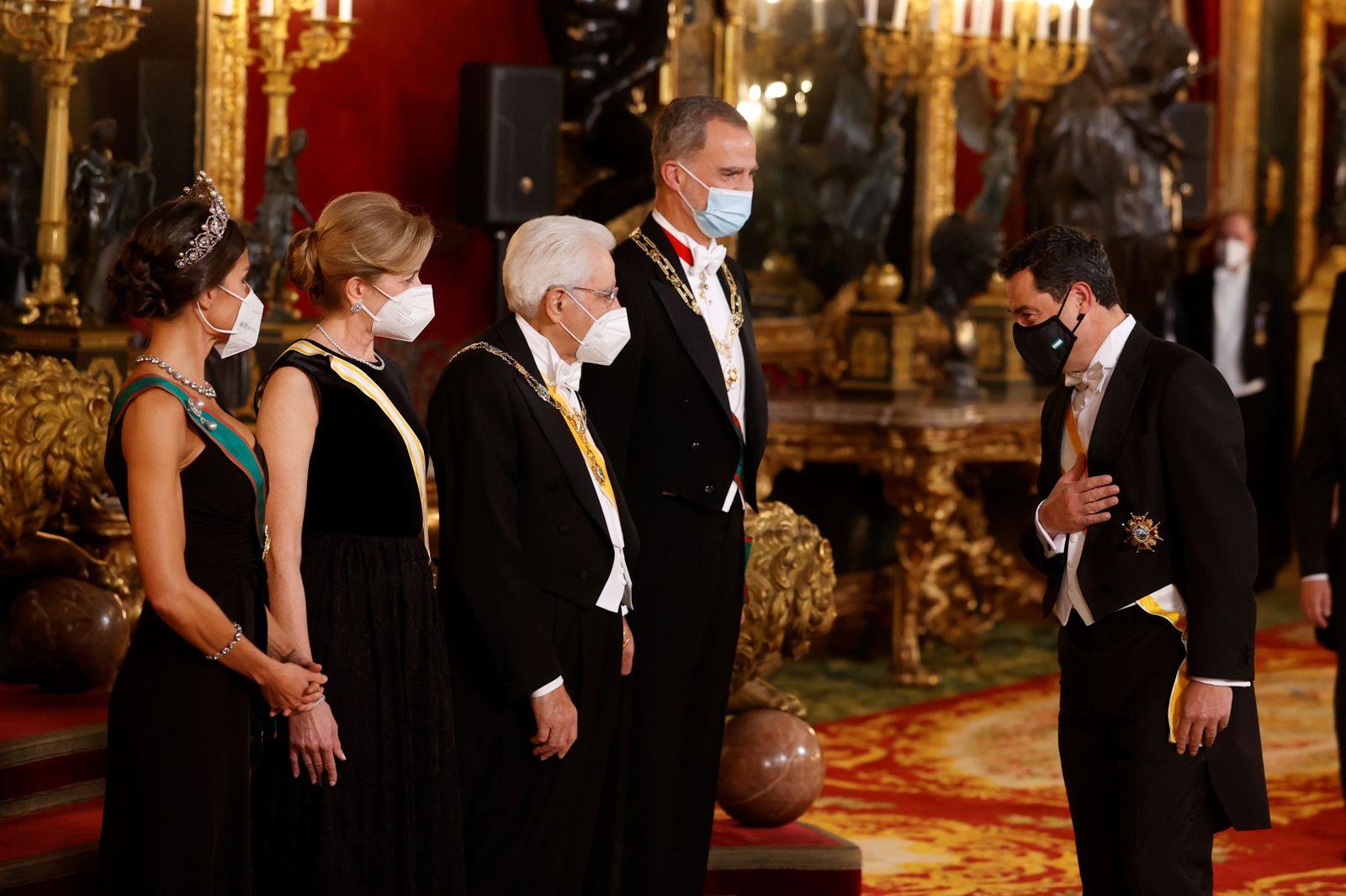 El presidente de la Junta, Juanma Moreno, ante los Reyes y el presidente italiano y su hija