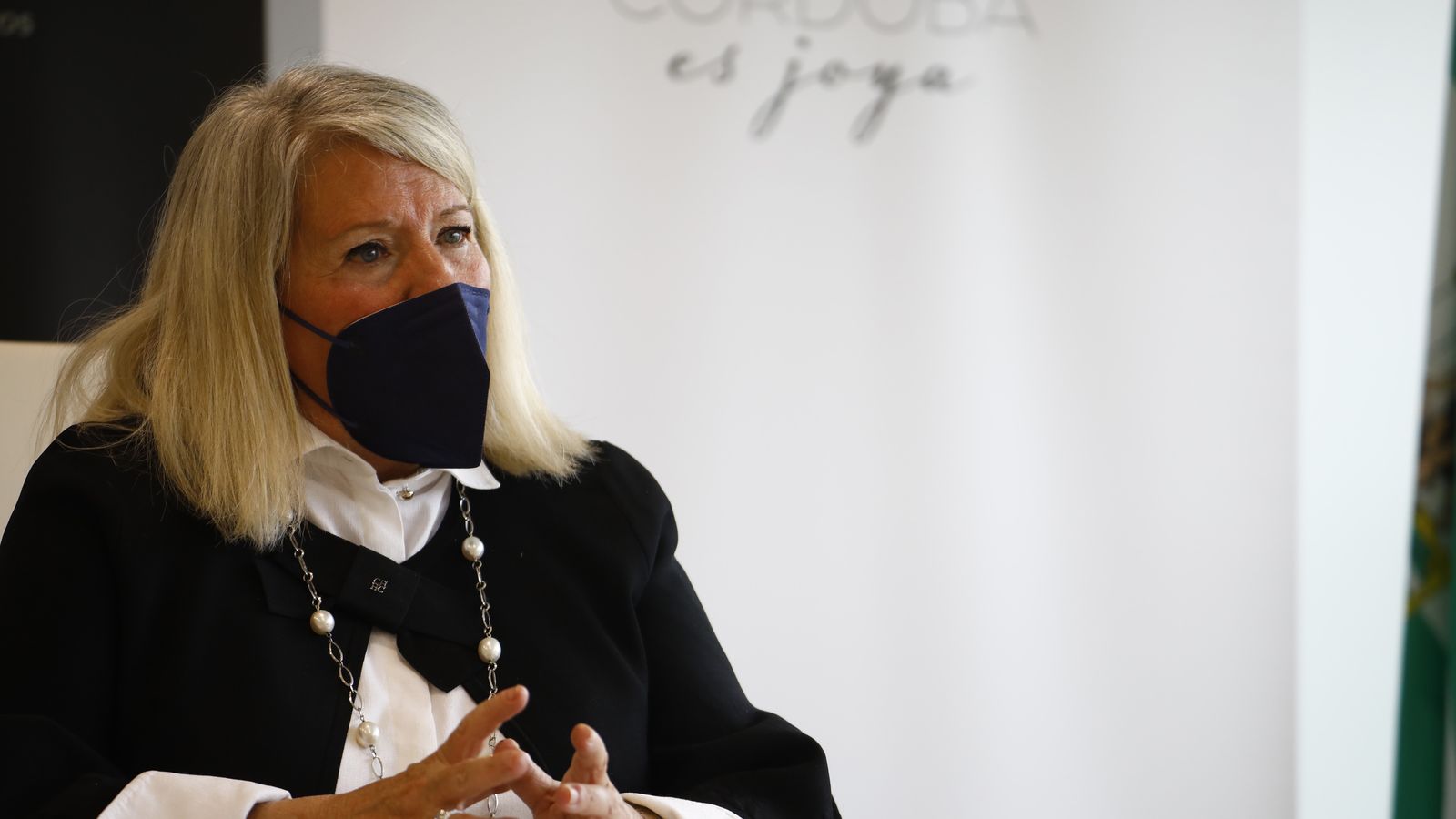 Milagrosa Gómez responde a una de las preguntas.