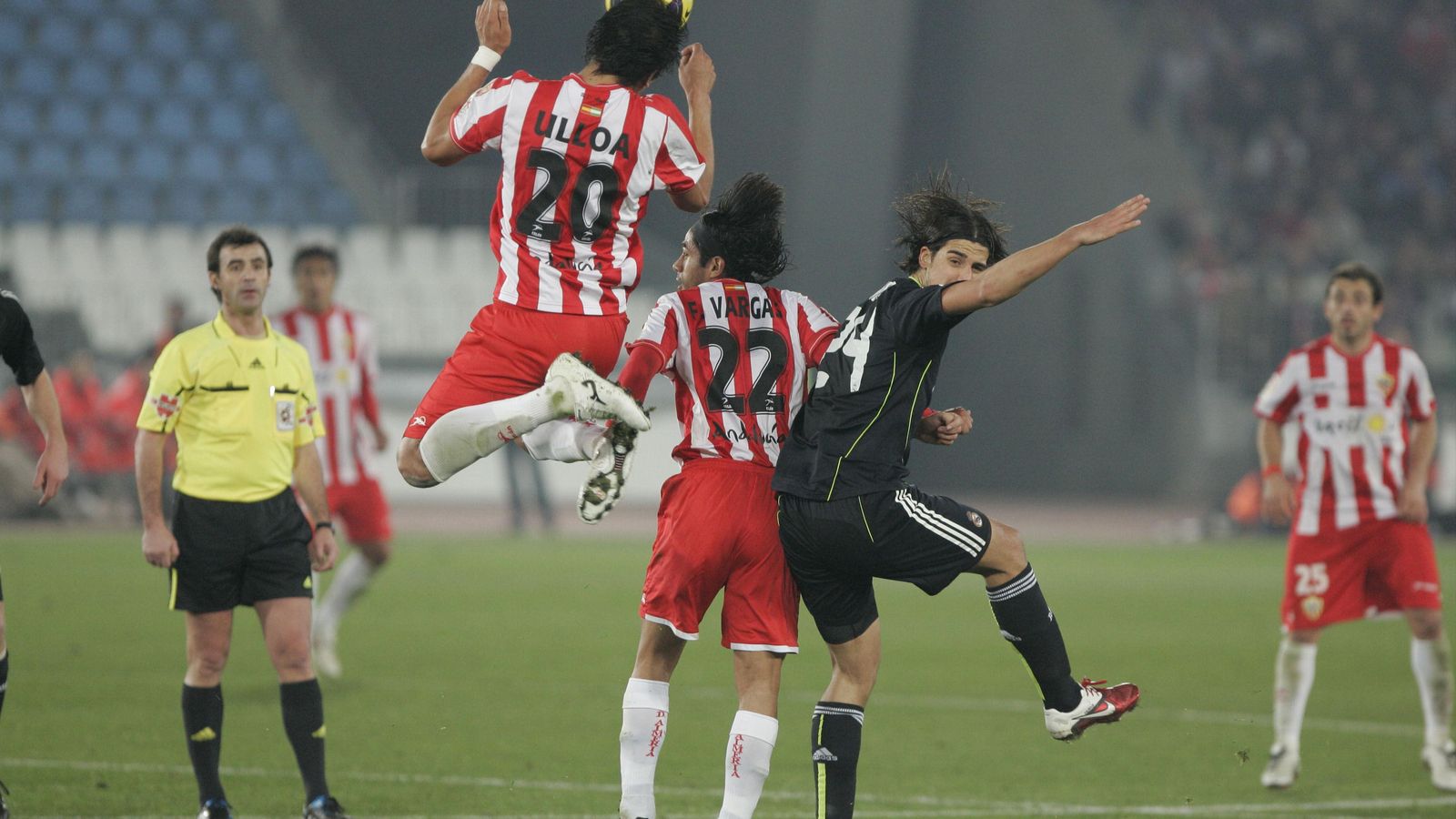 Ulloa remata el balón con la cabeza en la visita del Real Madrid en la temporada 2010-11.