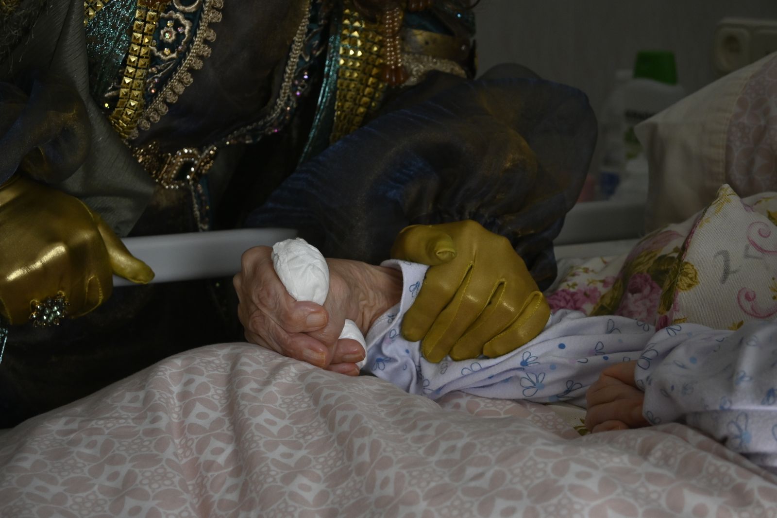 Visita de los Reyes Magos a los ancianos de los asilos de Huelva, en imágenes