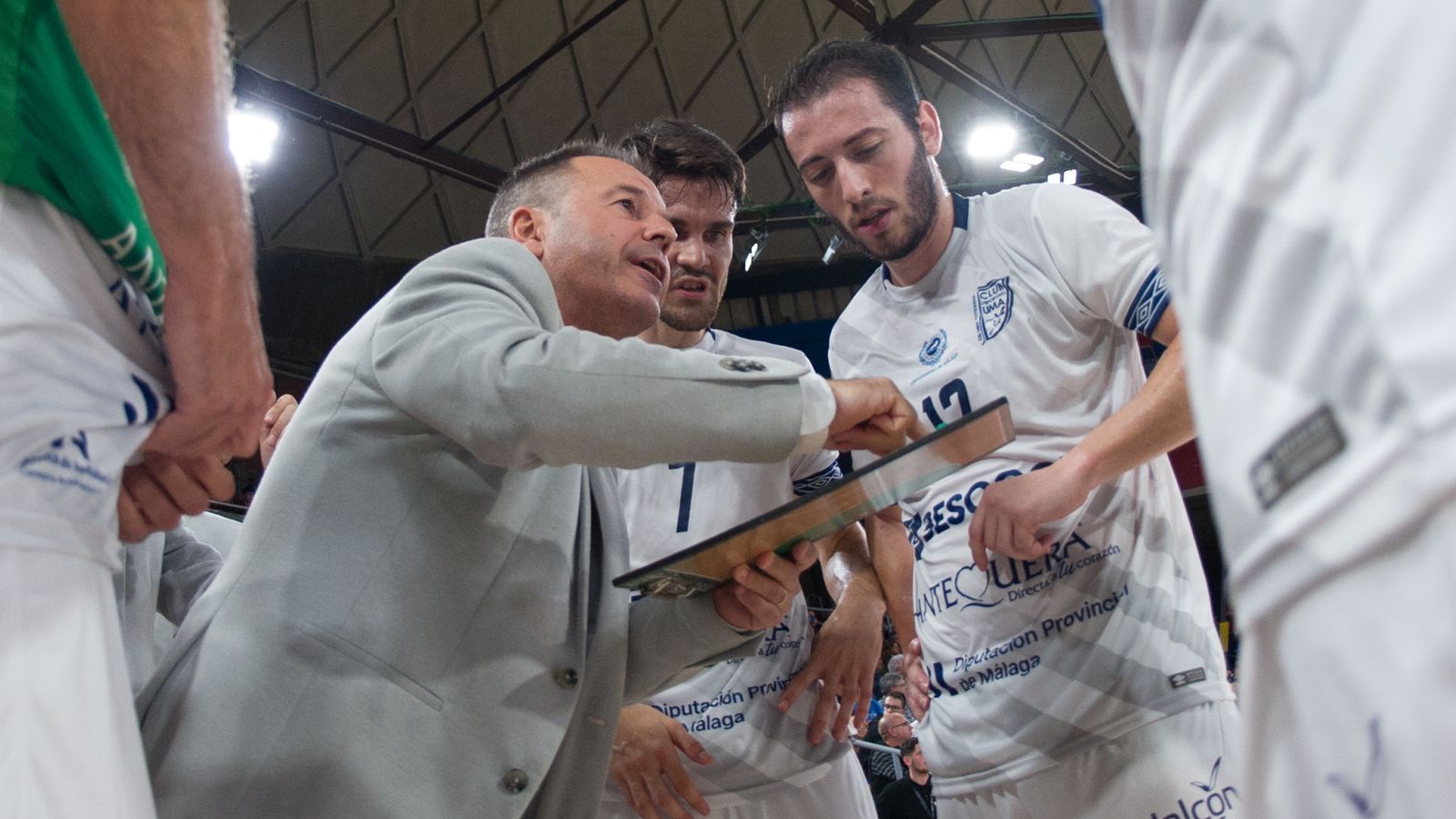 Tete dando indicaciones en un tiempo muerto en el Palau.