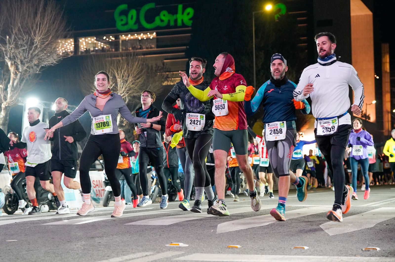 En imágenes: búscate en tu llegada a meta de la Carrera de San Antón 2026 (17)
