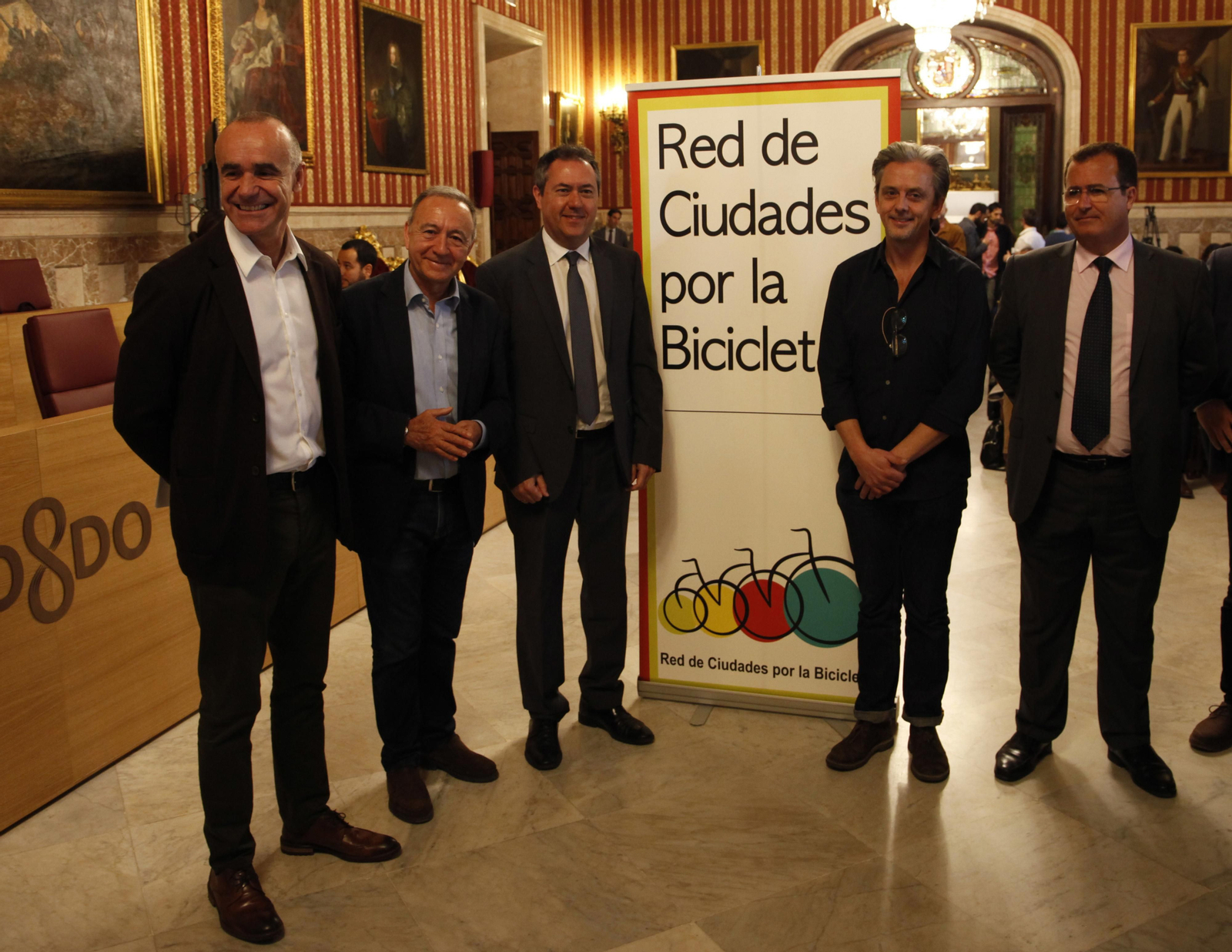 Muñoz y Espadas, con el cartel de la Red de ciudades por la bicicleta.