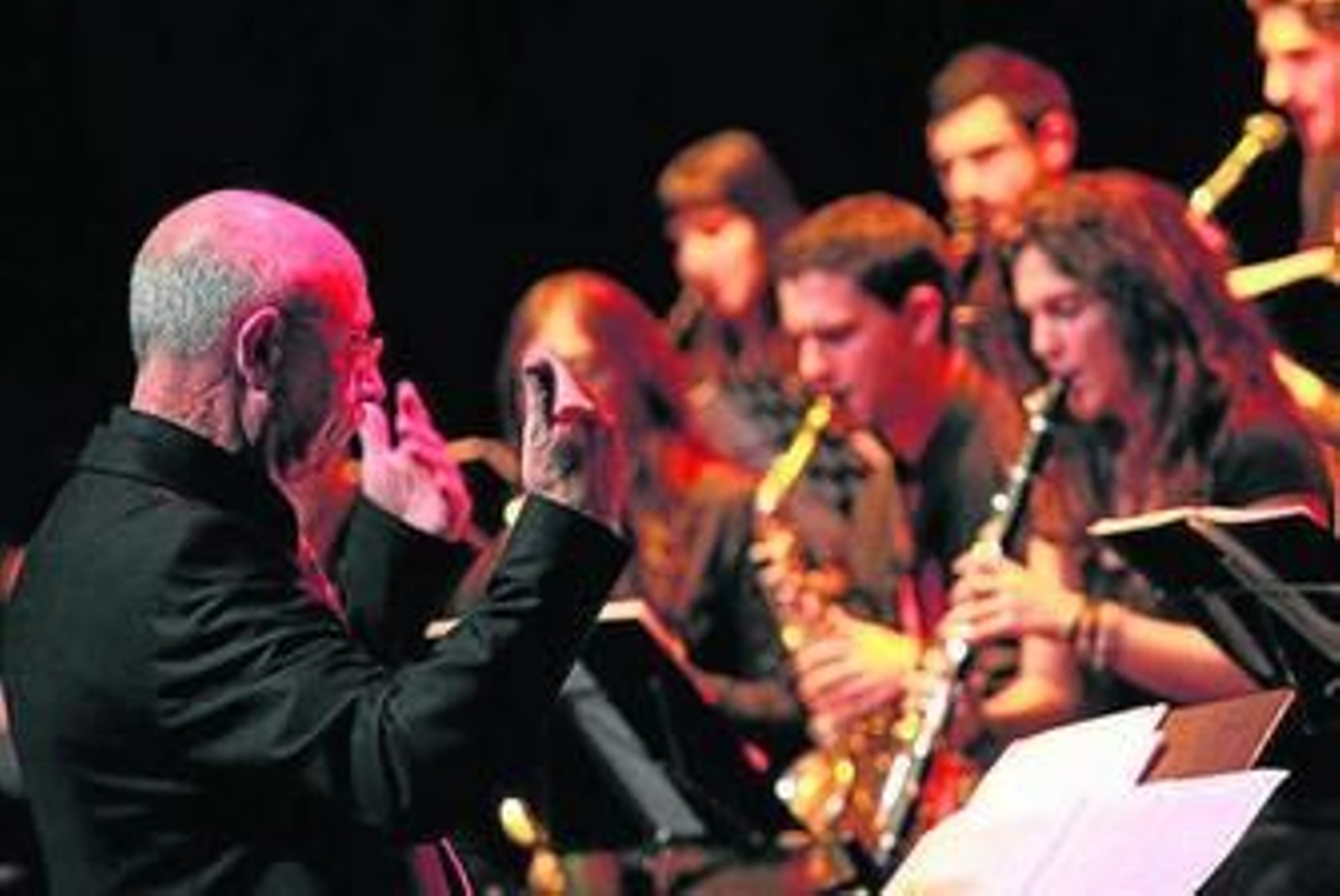 Director y músicos, en un momento del concierto ofrecido el jueves.