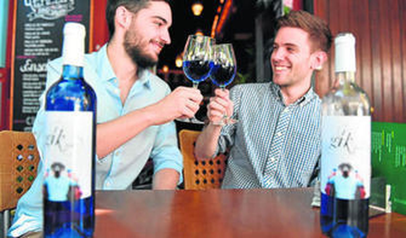 Taig Mac Carthy y Aritz López brindan con su vino azul en Gago 6, uno de los locales sevillanos que cuenta con Gik en su carta.