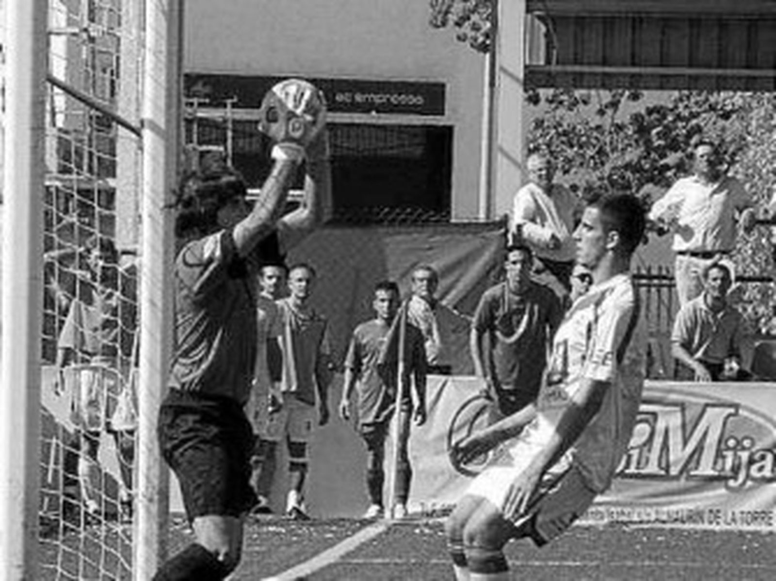 Bacas ataja un balón ante la presencia de Salas.